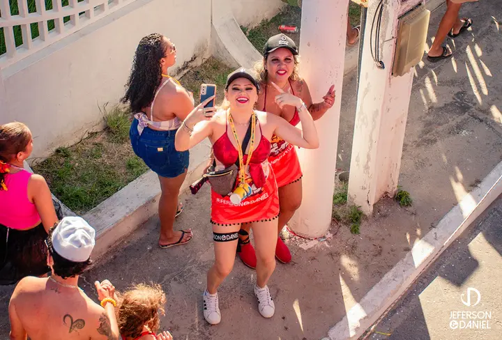 Foliões curtindo o Bloco Largado às Traças — foto 39