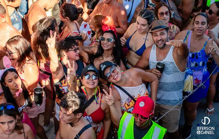 Foliões curtindo o Bloco Largado às Traças — foto 13