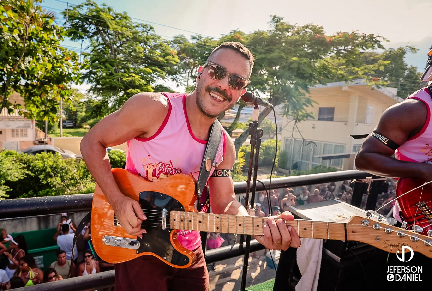 Guitarrista do Largado às Traças em cima do trio